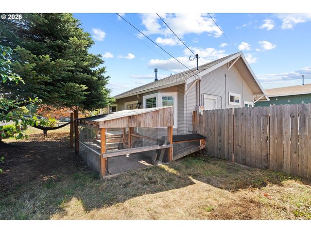 380 E BERKELEY St, Gladstone, OR 97027