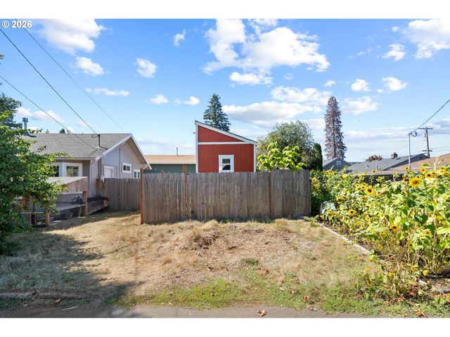 380 E BERKELEY St, Gladstone, OR 97027