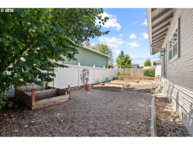 380 E BERKELEY St, Gladstone, OR 97027