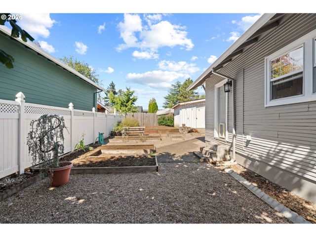 380 E BERKELEY St, Gladstone, OR 97027