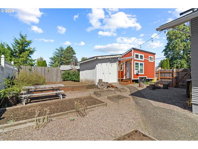 380 E BERKELEY St, Gladstone, OR 97027