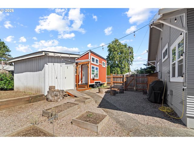 380 E BERKELEY St, Gladstone, OR 97027