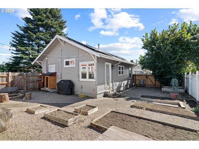 380 E BERKELEY St, Gladstone, OR 97027