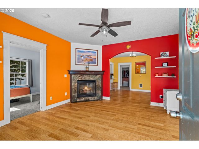 380 E BERKELEY St, Gladstone, OR 97027