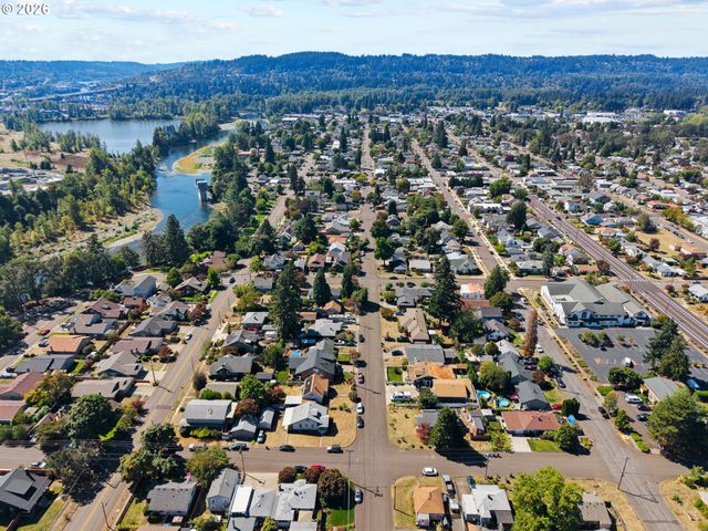 380 E BERKELEY St, Gladstone, OR 97027
