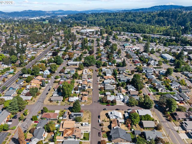 380 E BERKELEY St, Gladstone, OR 97027