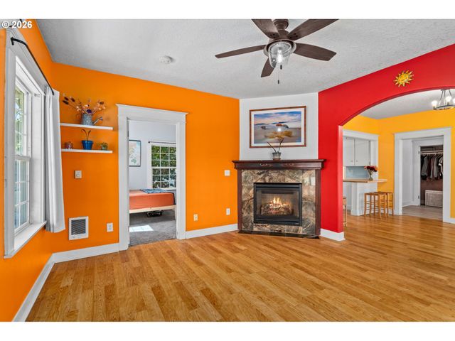 380 E BERKELEY St, Gladstone, OR 97027