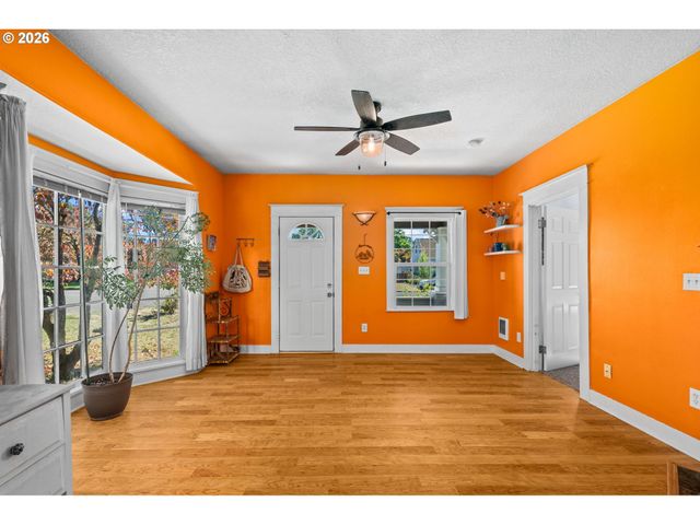 380 E BERKELEY St, Gladstone, OR 97027
