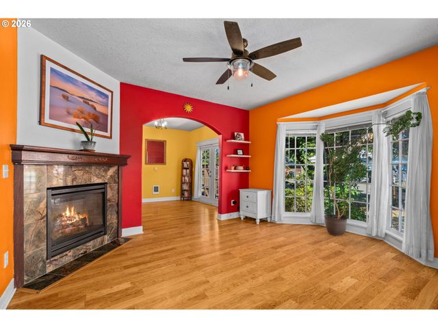380 E BERKELEY St, Gladstone, OR 97027