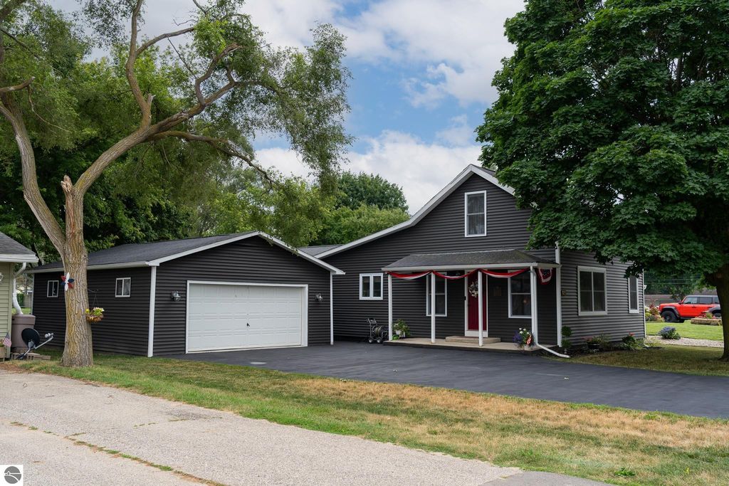 Image 1 of property listing at 522 N 2nd Street, Shepherd, MI 48883