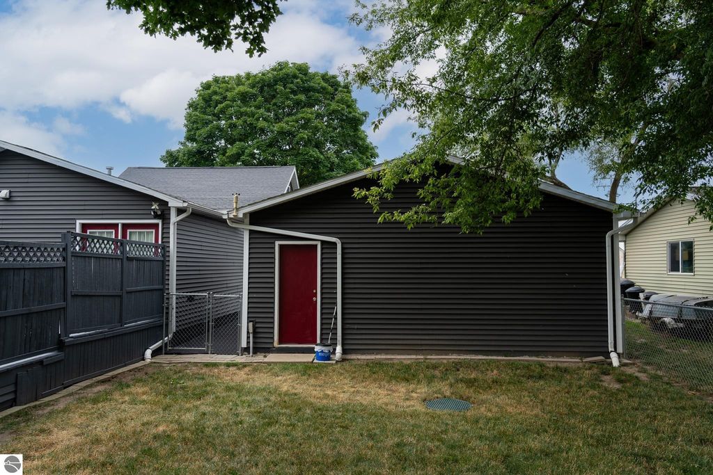 Image 10 of property listing at 522 N 2nd Street, Shepherd, MI 48883