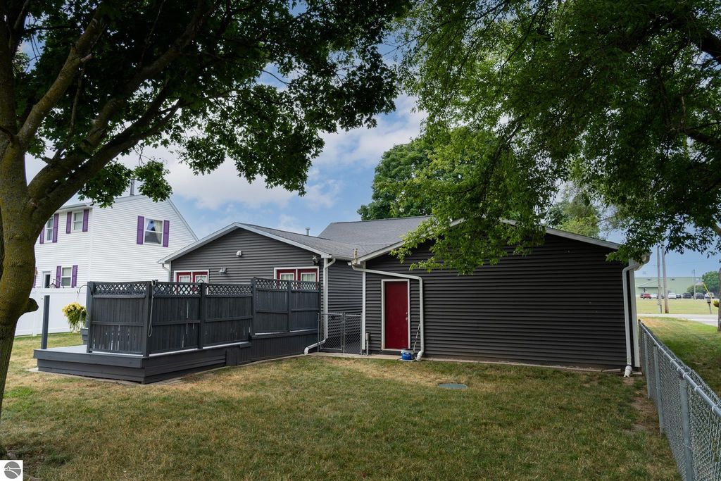 Image 11 of property listing at 522 N 2nd Street, Shepherd, MI 48883