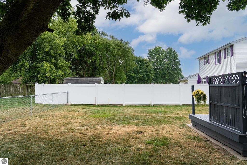 Image 12 of property listing at 522 N 2nd Street, Shepherd, MI 48883