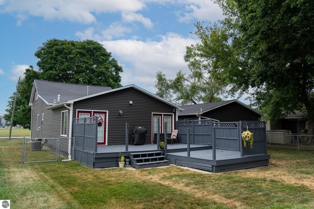 Image 13 of property listing at 522 N 2nd Street, Shepherd, MI 48883
