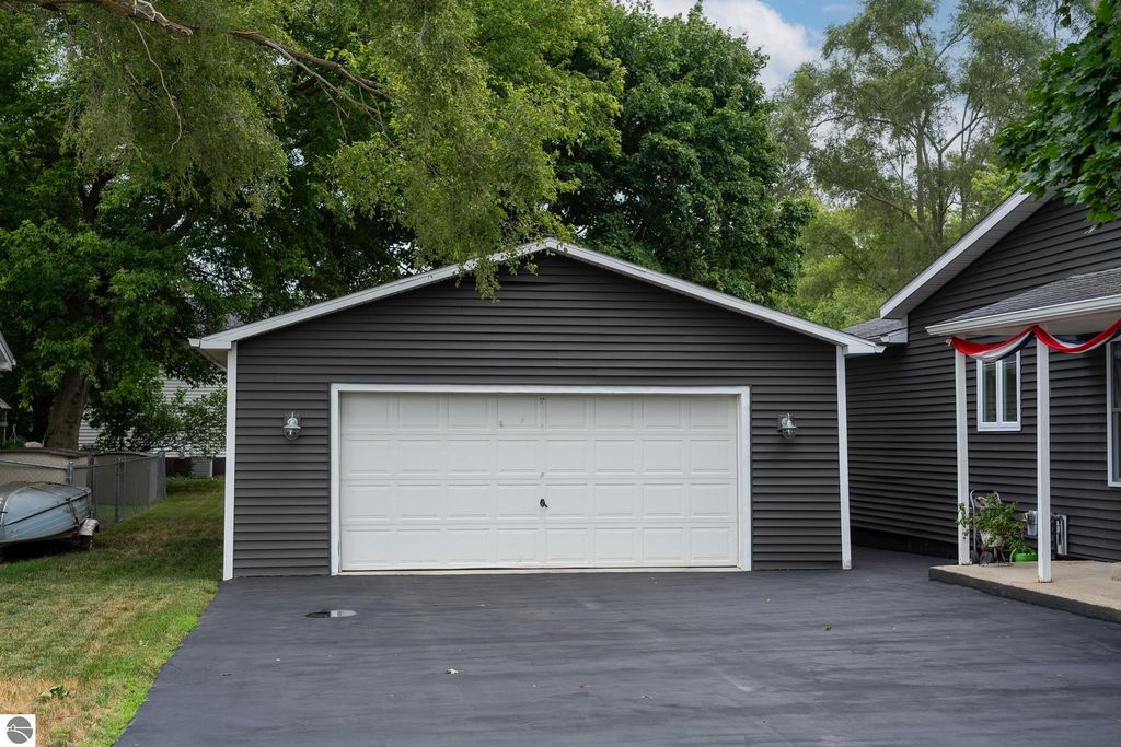 Image 2 of property listing at 522 N 2nd Street, Shepherd, MI 48883