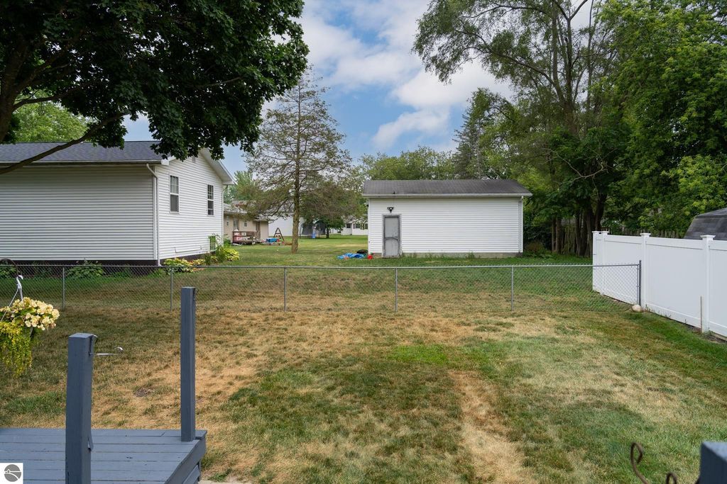 Image 20 of property listing at 522 N 2nd Street, Shepherd, MI 48883