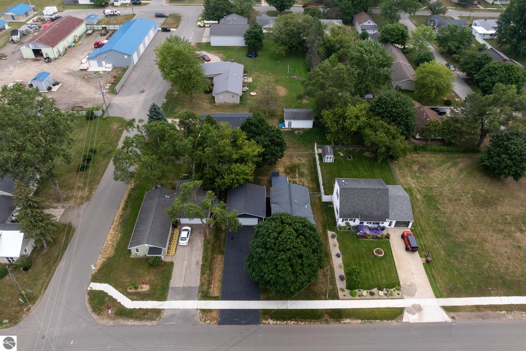 Image 21 of property listing at 522 N 2nd Street, Shepherd, MI 48883