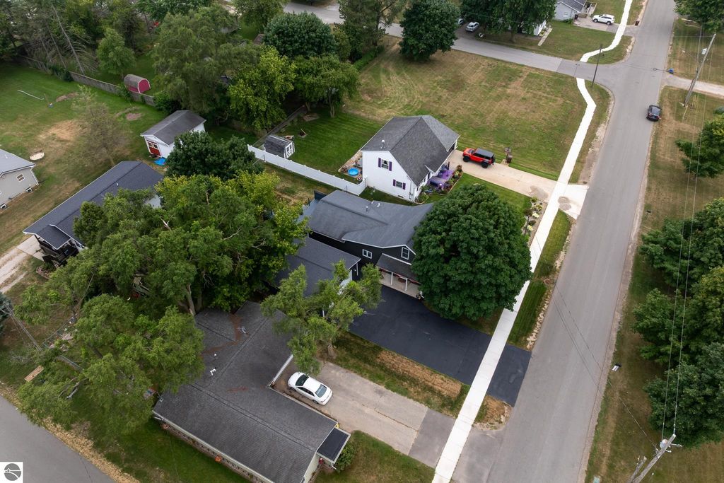 Image 23 of property listing at 522 N 2nd Street, Shepherd, MI 48883