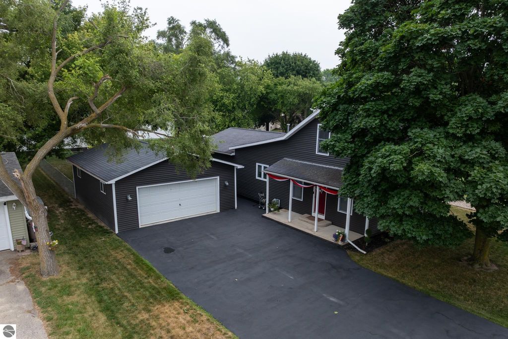 Image 25 of property listing at 522 N 2nd Street, Shepherd, MI 48883