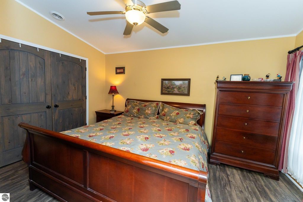 Image 28 of property listing at 522 N 2nd Street, Shepherd, MI 48883