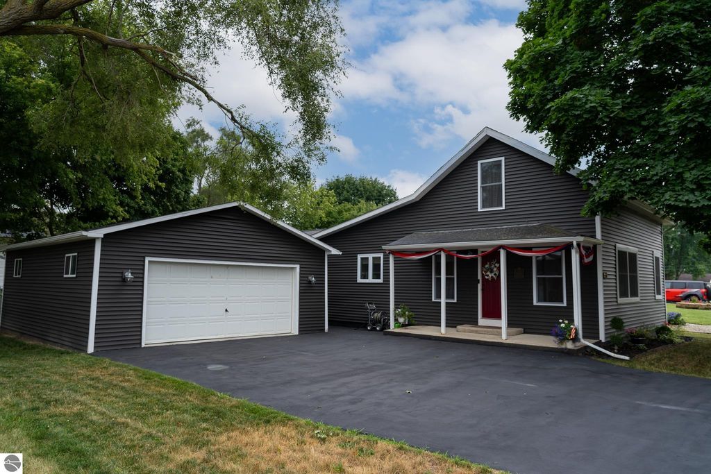 Image 3 of property listing at 522 N 2nd Street, Shepherd, MI 48883