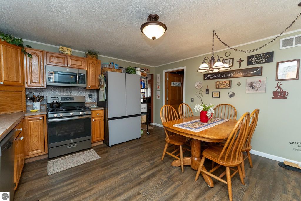 Image 38 of property listing at 522 N 2nd Street, Shepherd, MI 48883