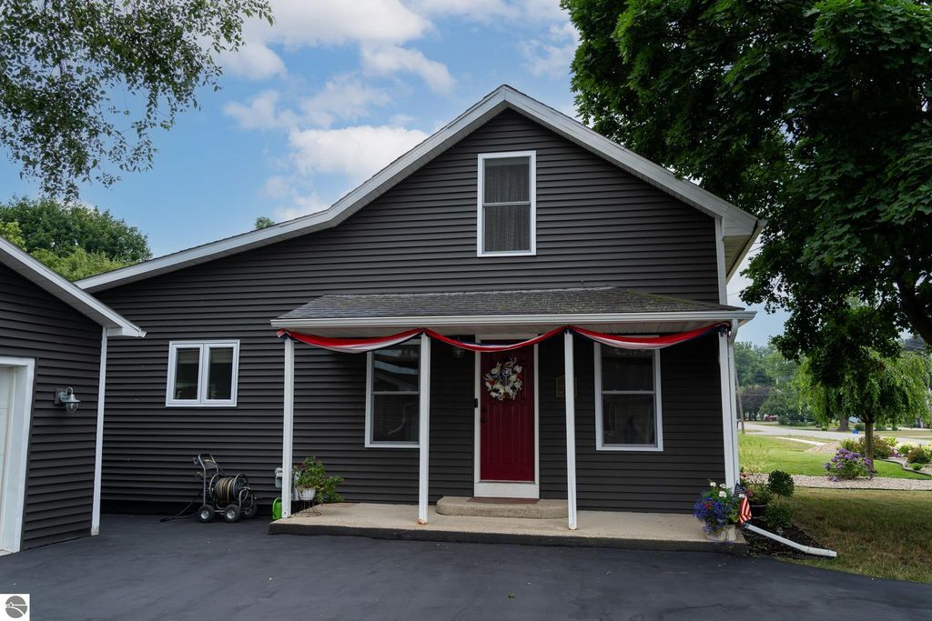 Image 4 of property listing at 522 N 2nd Street, Shepherd, MI 48883