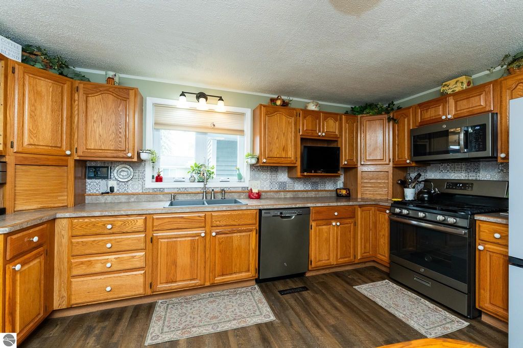 Image 40 of property listing at 522 N 2nd Street, Shepherd, MI 48883