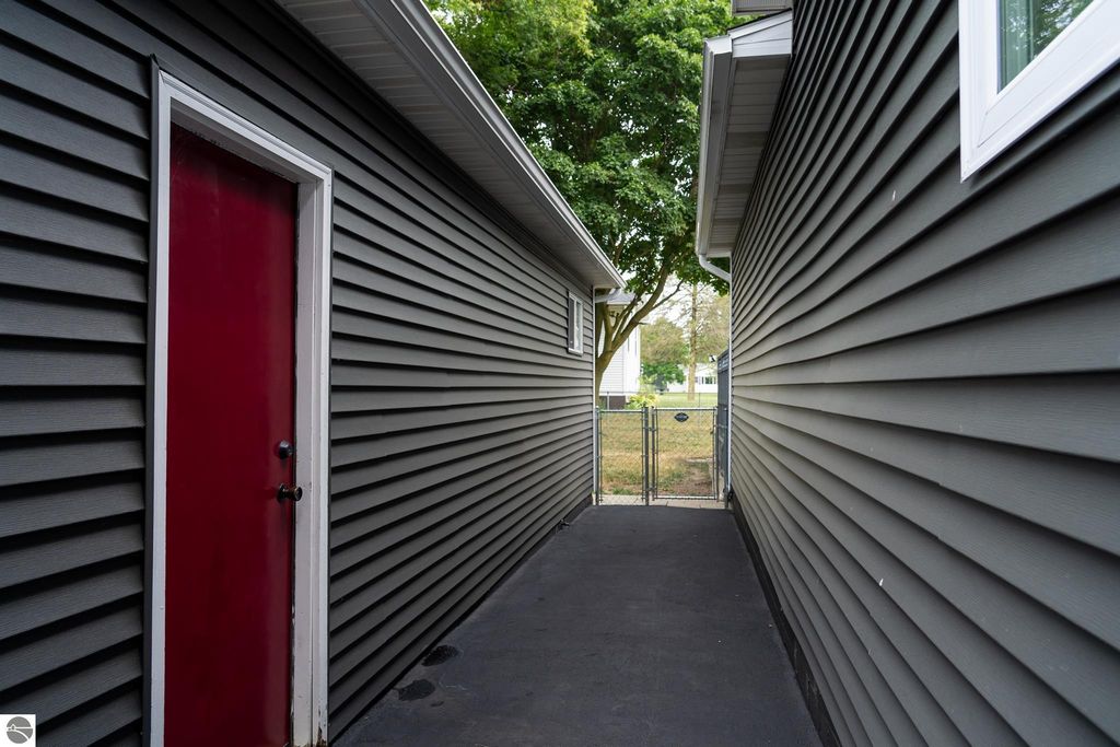 Image 7 of property listing at 522 N 2nd Street, Shepherd, MI 48883