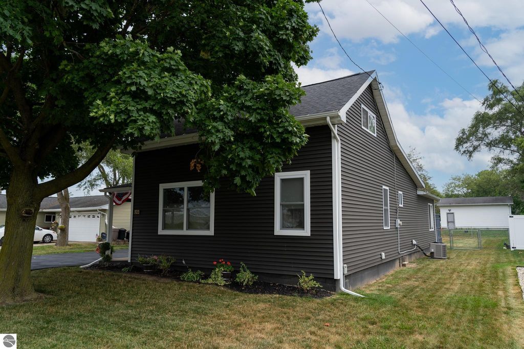 Image 8 of property listing at 522 N 2nd Street, Shepherd, MI 48883