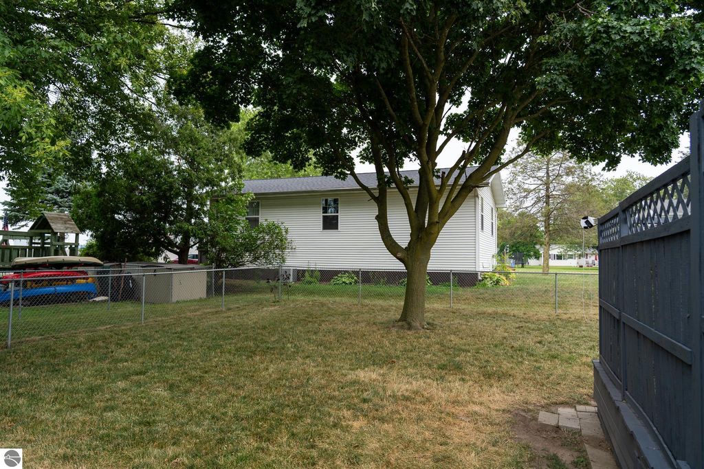 Image 9 of property listing at 522 N 2nd Street, Shepherd, MI 48883