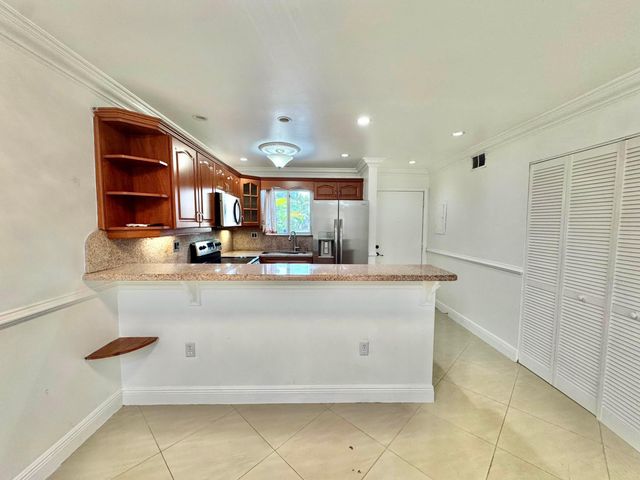 6074 FOREST HILL Boulevard 107, West Palm Beach, FL 33415