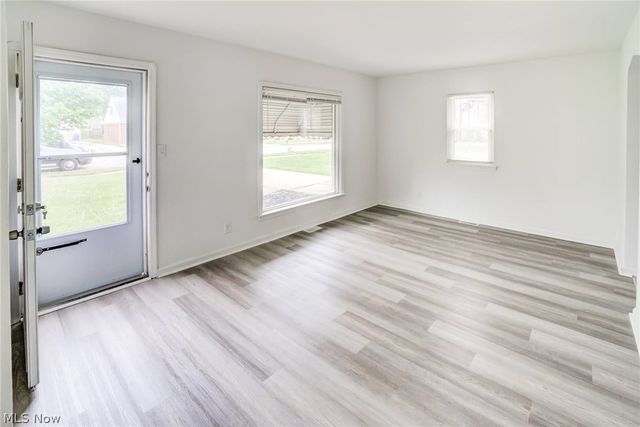 4706 W 158th Street, Cleveland, OH 44135
