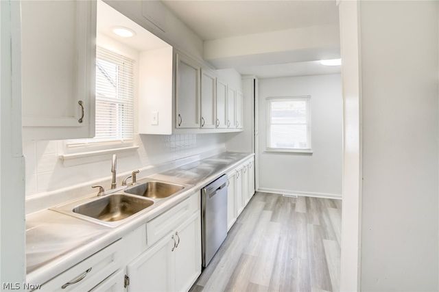 4706 W 158th Street, Cleveland, OH 44135