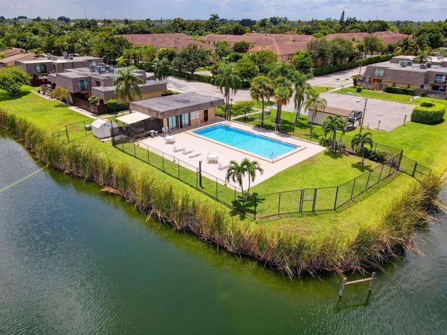 1201 WATERVIEW Circle 12a, Palm Springs, FL 33461