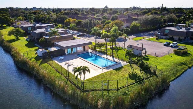 1201 WATERVIEW Circle 12a, Palm Springs, FL 33461