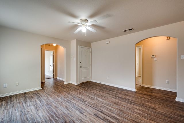121 Cliff Heights Circle, Dallas, TX 75241