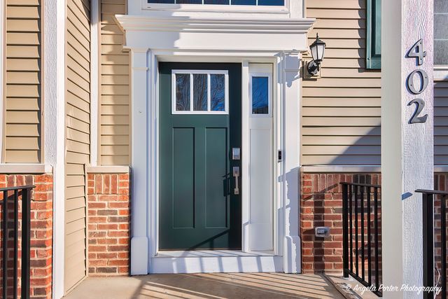 402 Neubauer Circle, Lindenhurst, IL 60046