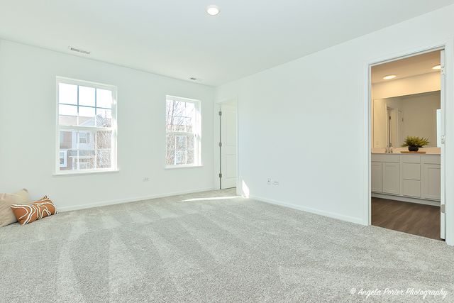 402 Neubauer Circle, Lindenhurst, IL 60046