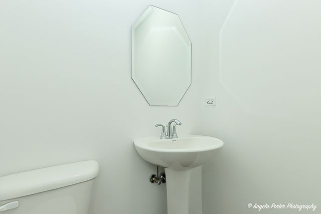 402 Neubauer Circle, Lindenhurst, IL 60046