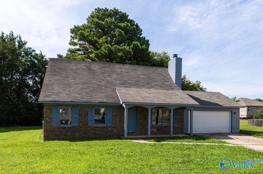 3717 NW Gardenside Drive NW, Huntsville, AL 35803