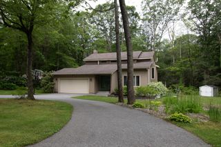 29 Lakeshore Drive, New Hartford, CT 06057