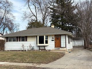 115 N Greenview Avenue, Mundelein, IL 60060