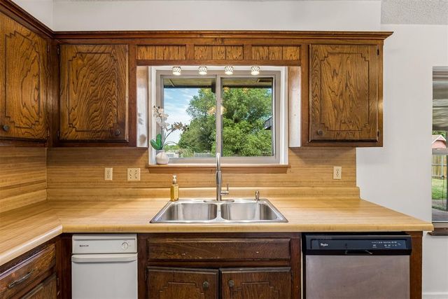 529 S Silver Drive, Mustang, OK 73064