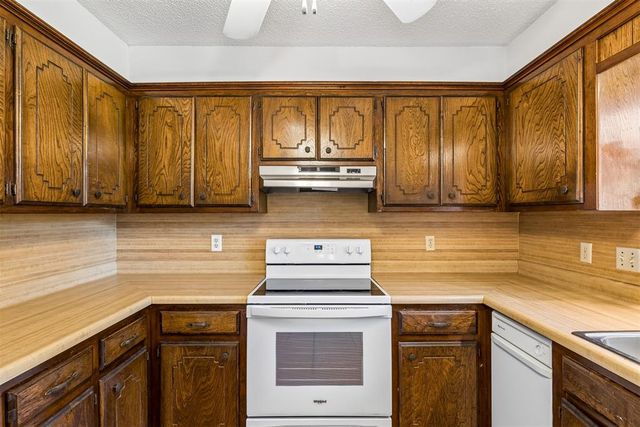 529 S Silver Drive, Mustang, OK 73064