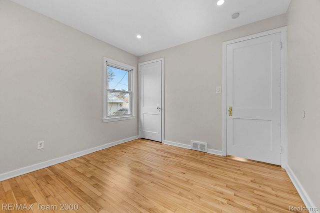 1815 KINGSBURY Avenue, Dearborn, MI 48128