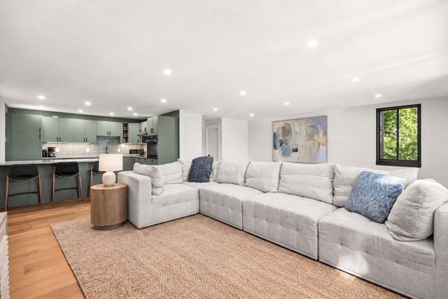 935 Washington St 8, Newton, MA 02460