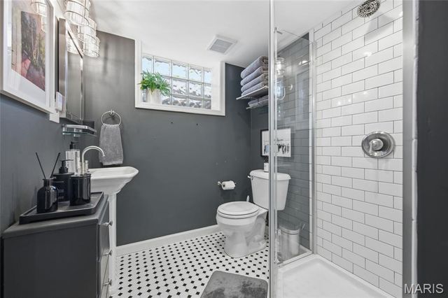 7049 Pershing Avenue, University City, MO 63130