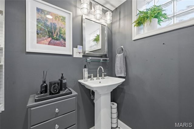 7049 Pershing Avenue, University City, MO 63130