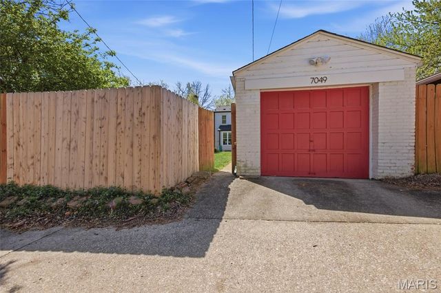 7049 Pershing Avenue, University City, MO 63130